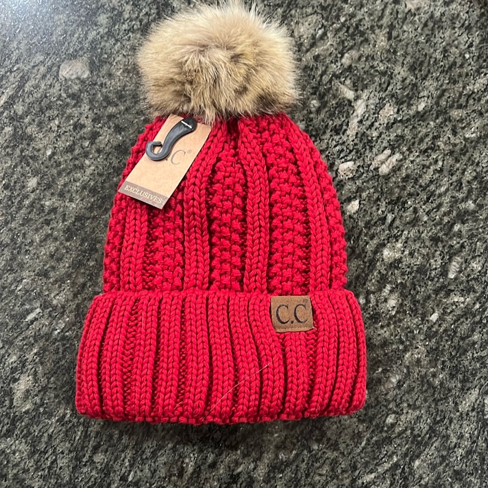 Women’s NWT Hat with Pom Pom top